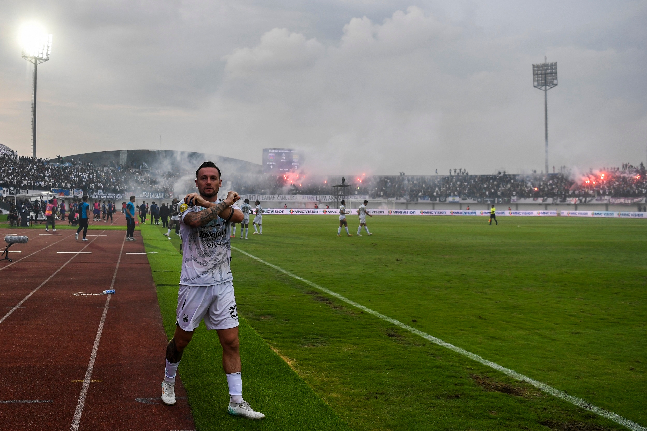 Persita vs Persib: Duel di Indomilk Arena Selesai 2-2 setelah Sempat Dihentikan karena Suar