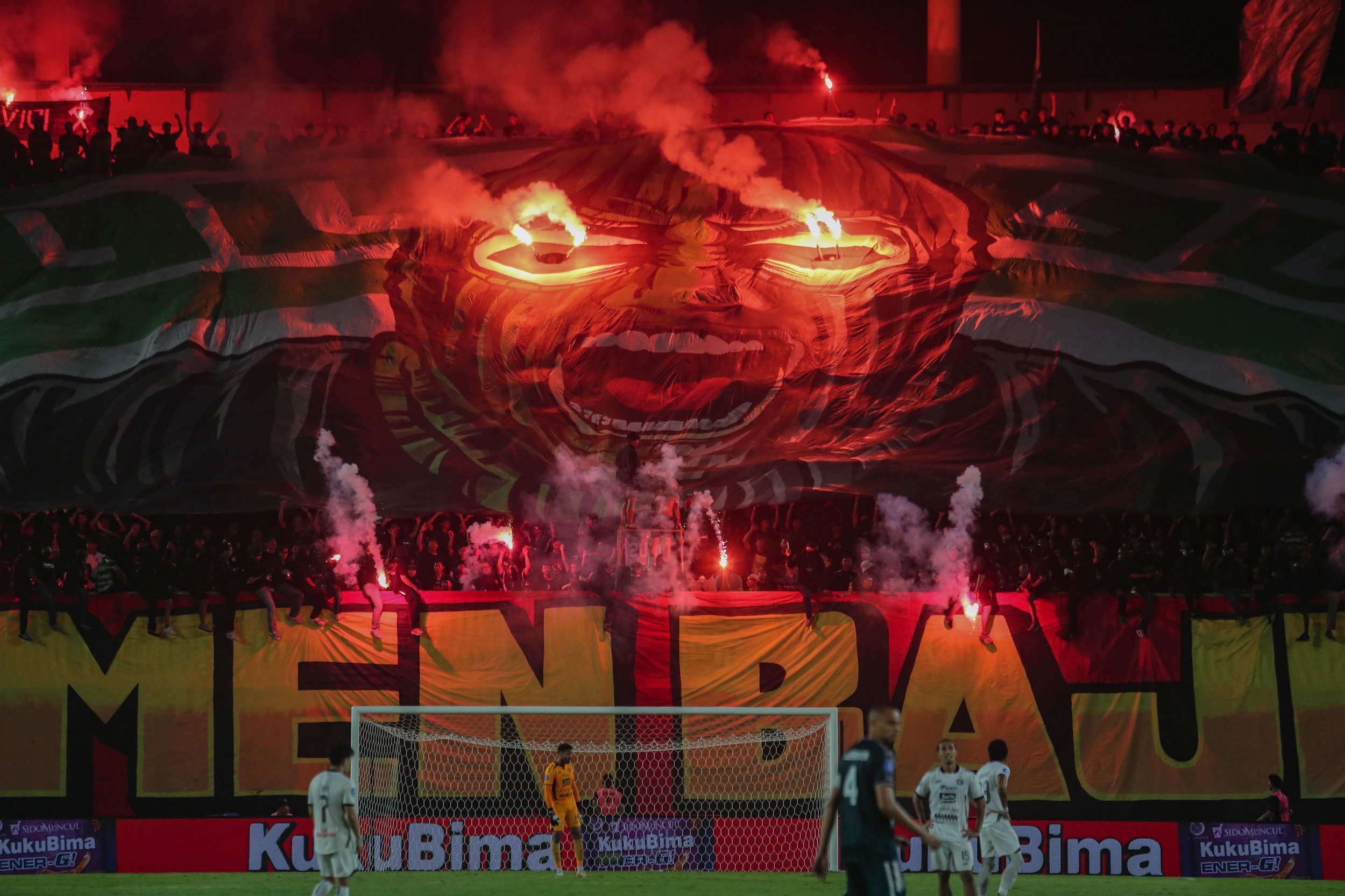 LIB Sesalkan Aksi Penyalaan Flare di Laga PSS Sleman vs Persija Jakarta, Melanggar Regulasi