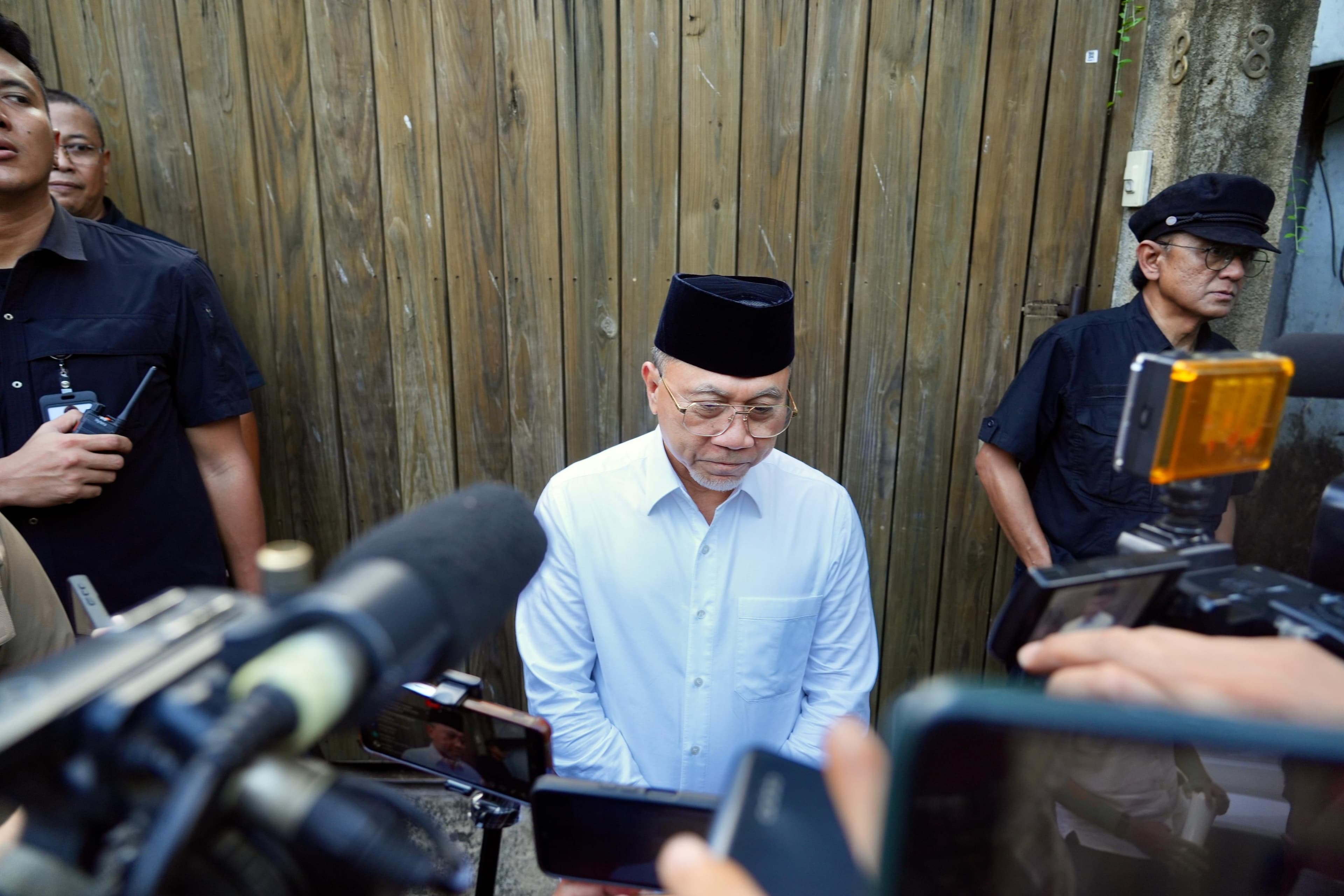 Melayat Suami Najwa Shihab, Menko Zulhas Sampaikan Duka Mendalam