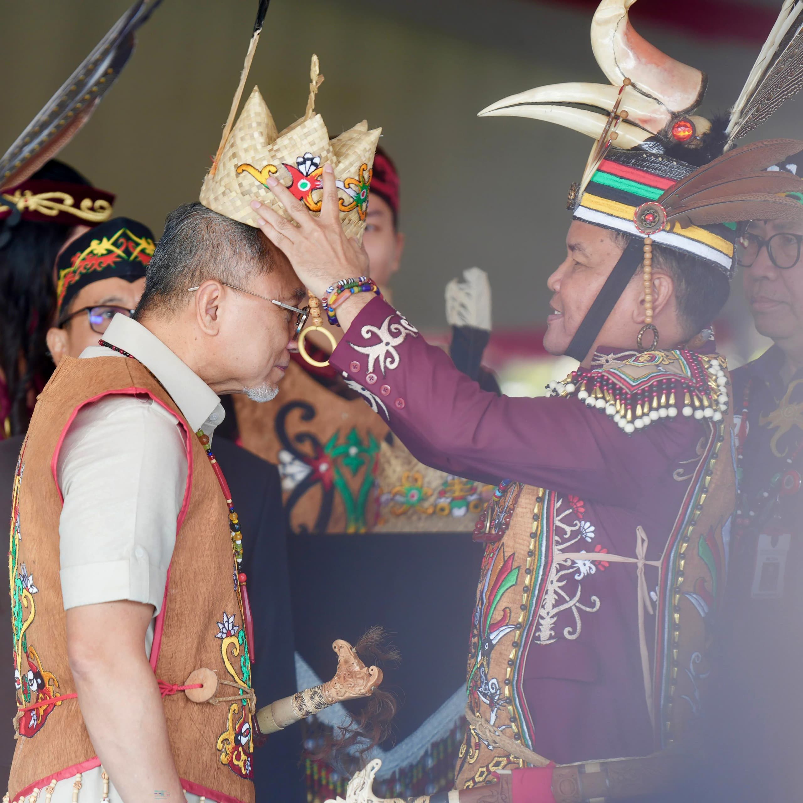 Konsisten Perjuangkan Ketahanan Pangan, Damang Kepala Adat se-Kalteng Beri Gelar Kehormatan untuk Menko Zulkifli Hasan