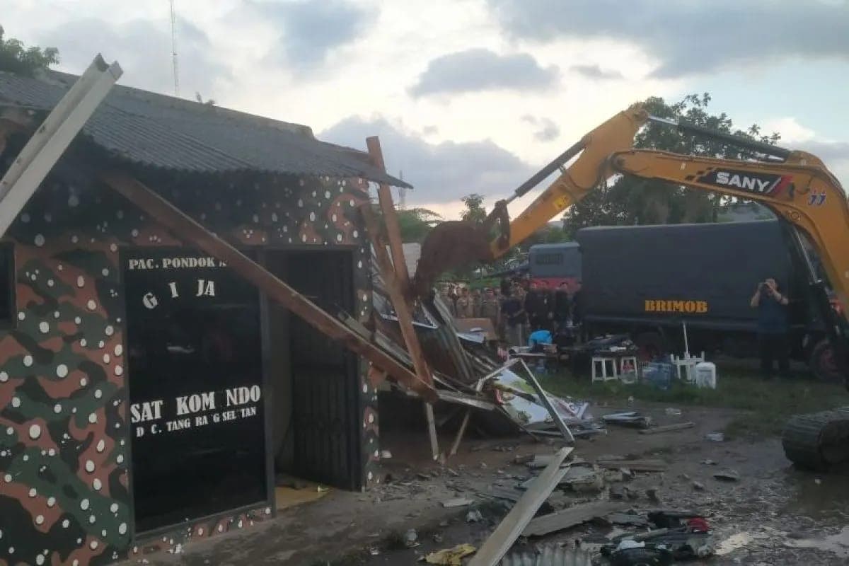 Polisi Bongkar Bangunan Ormas GRIB Jaya di Lahan BMKG