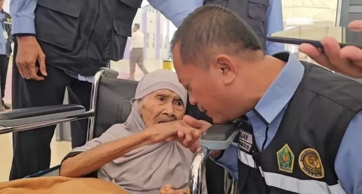 Jemaah Haji Tertua Asal Indonesia Tiba di Tanah Suci: Mbah Sumbuk, 109 Tahun, dari Kebumen