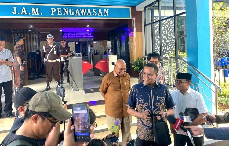 Masyarakat Sering Kali Mengalami Kesulitan untuk Mengakses Informasi Pengaduan. Solusi yang Tepat Adalah…