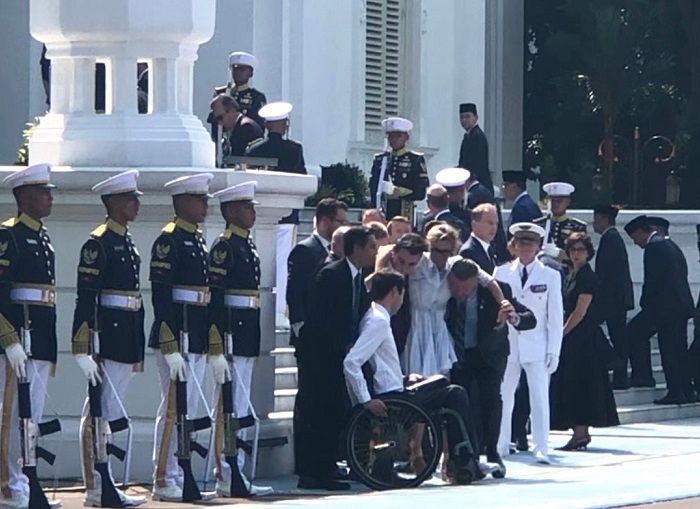 Penasihat Teknis Presiden Prancis Terjatuh Saat Ikuti Upacara Kenegaraan di Istana Merdeka