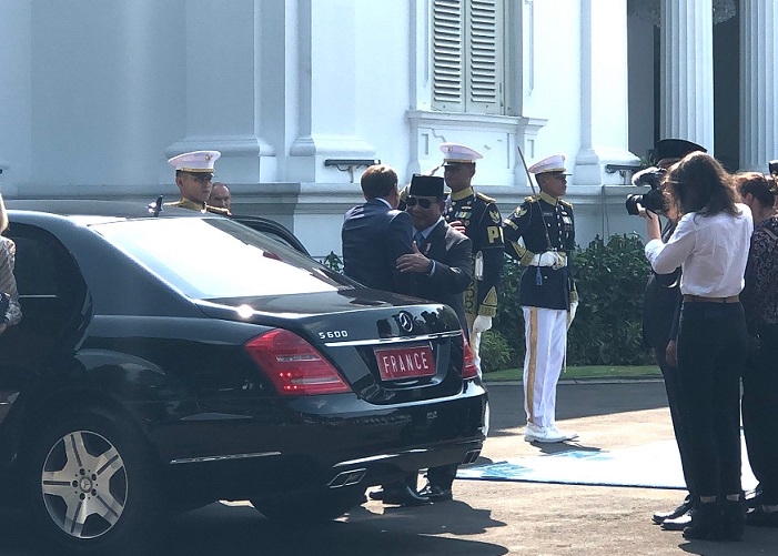 Prabowo Sambut Hangat Presiden Prancis di Istana Merdeka