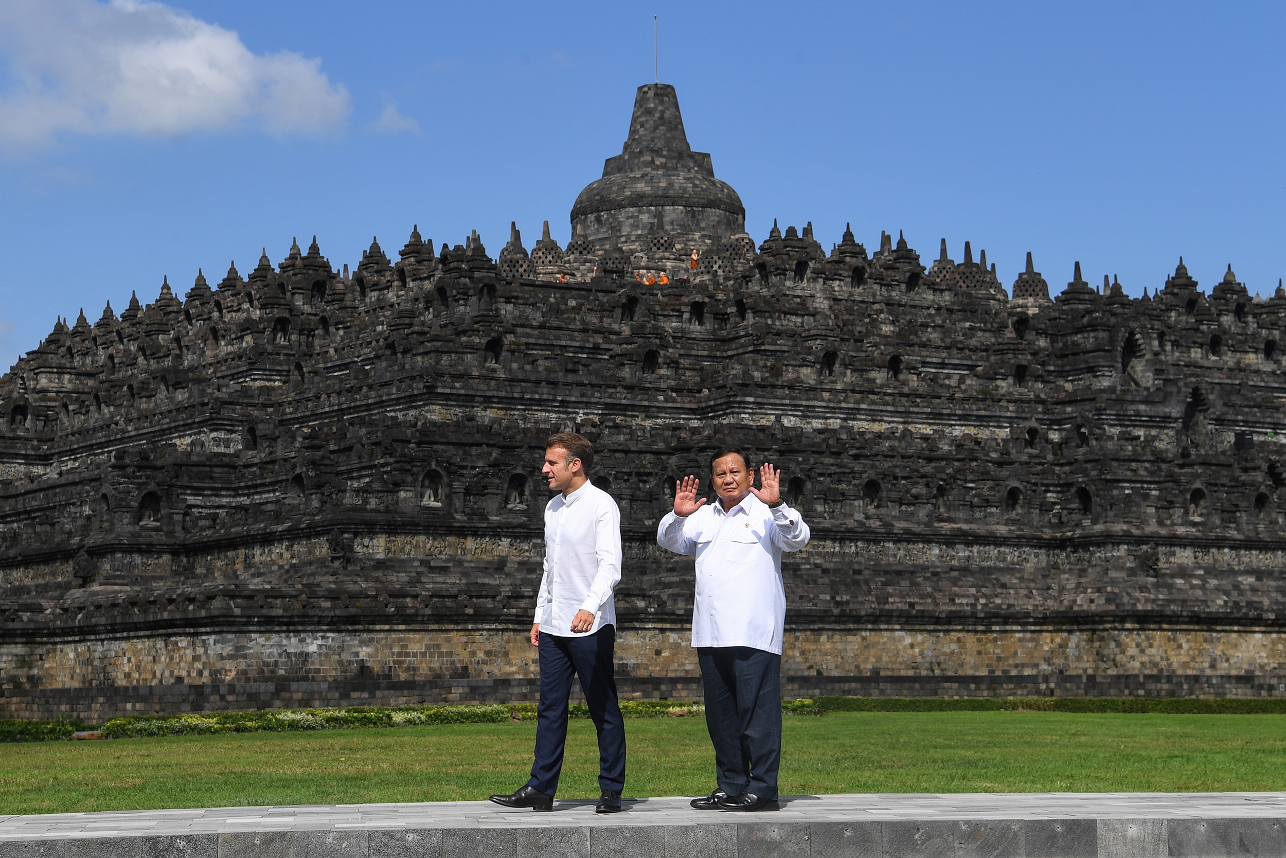 Presiden Prabowo Ajak Presiden Macron Keliling Candi Borobudur, Tegaskan Komitmen Toleransi dan Kolaborasi Budaya