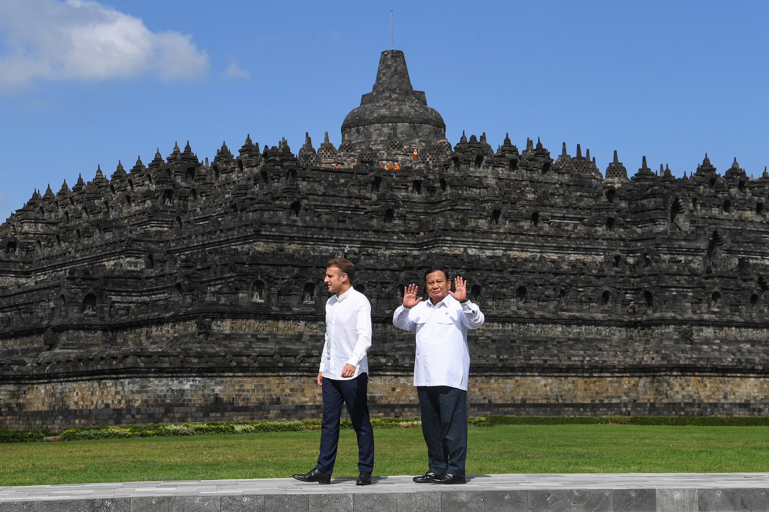 Presiden Prabowo Ajak Presiden Macron Keliling Candi Borobudur, Tegaskan Komitmen Toleransi dan Kolaborasi Budaya