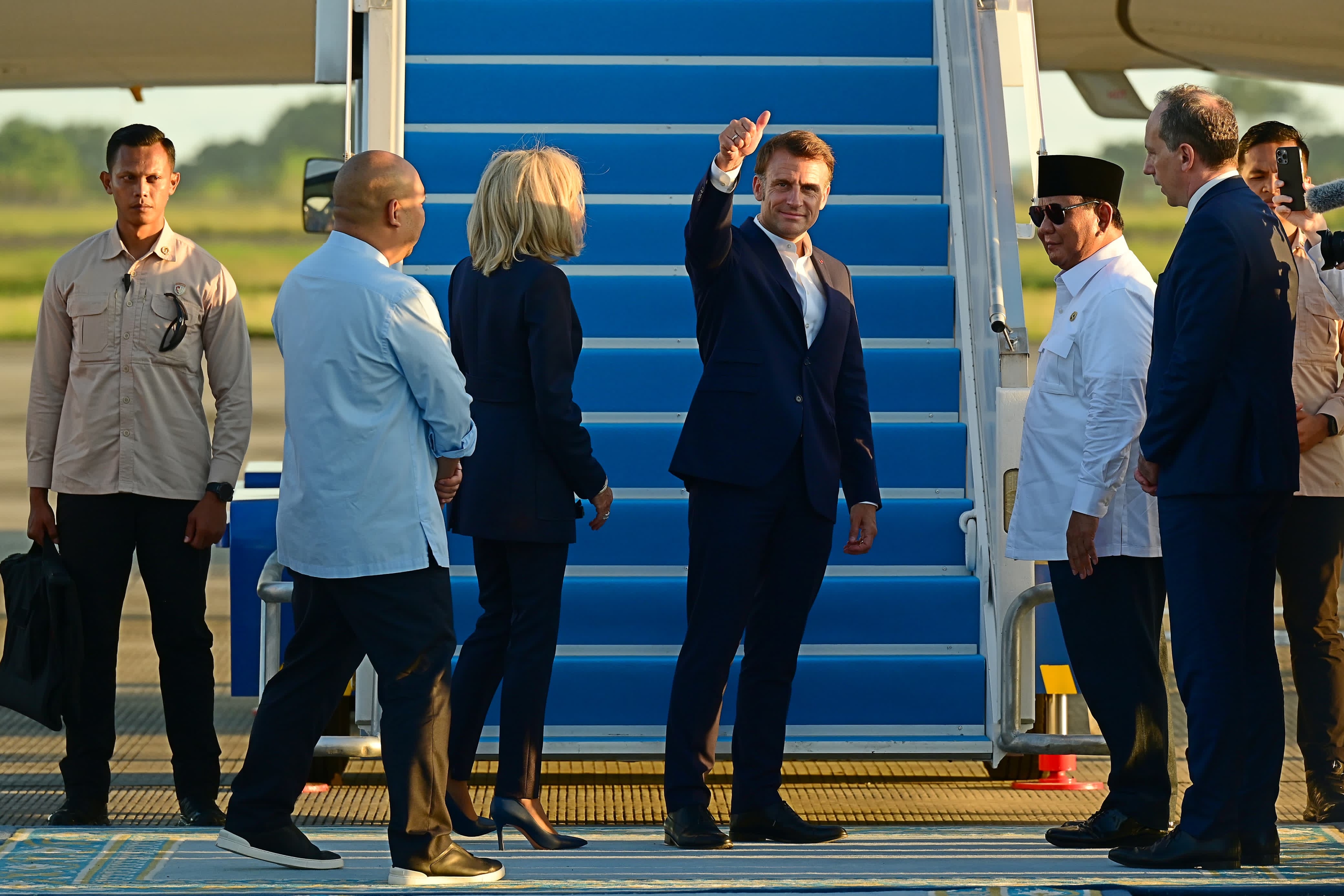 Akhiri Kunjungan di Indonesia, Prabowo Antar Langsung Keberangkatan Macron ke Singapura