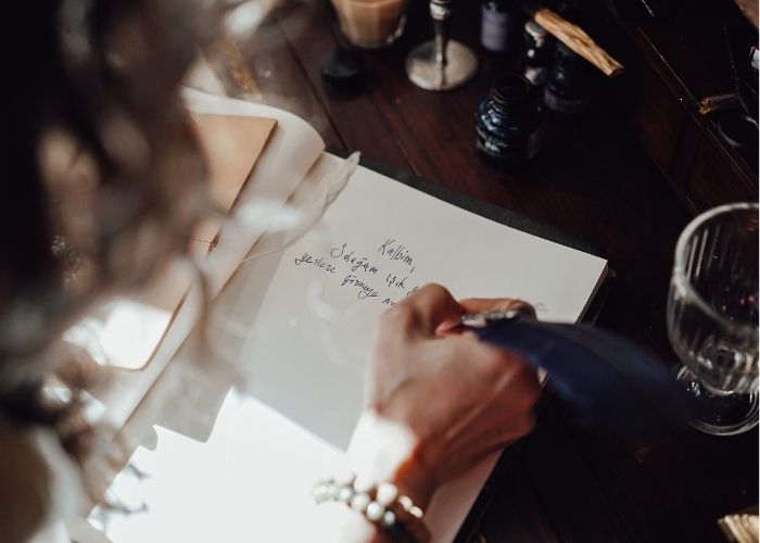 Bagaimana Pengarang Mengembangkan Karakter, Membangun Alur Cerita, dan Menciptakan Dialog yang Efektif?