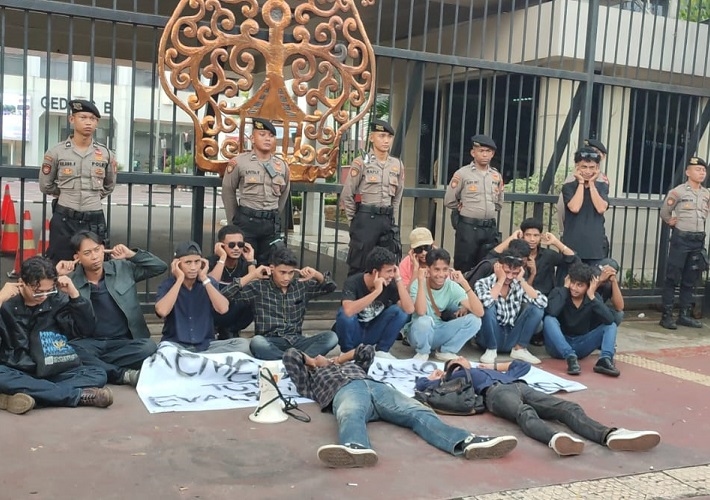 Tolak Pengangkatan Direktur Usaha Perumda Tirta Bhagasasi Ade Efendi Zakarsih, Mahasiswa Bekasi Geruduk Gedung Kemendagri