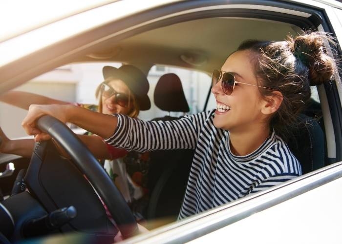 Terkuak! Ini Alasan Psikologis Kenapa Kita Sering Curhat di Dalam Mobil