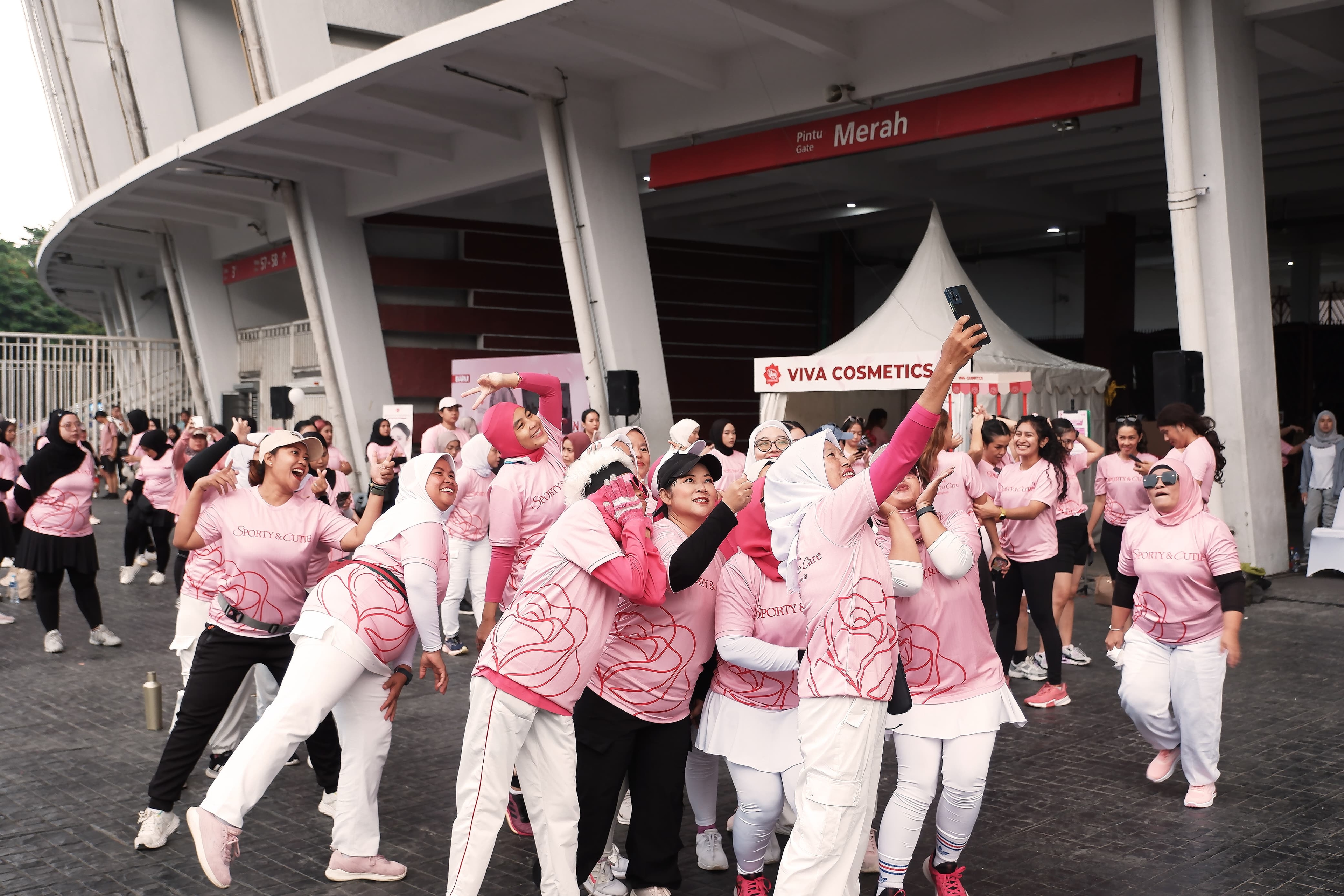 Viva Cosmetics Gelar Zumba di GBK, Dihadiri Lebih dari 200 Peserta