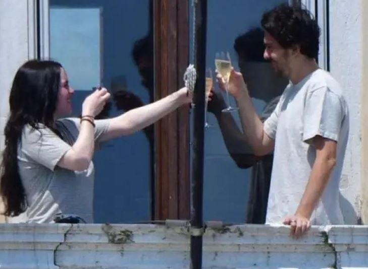 Resmi Pacaran? Momen Romantis Billie Eilish dan Nat Wolff Terekam Kamera