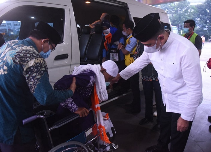 Sekda Sumsel Edward Candra Sambut Hangat Kepulangan Jemaah Haji Kloter Pertama OKU Timur