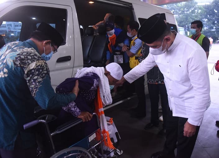 Sekda Sumsel Edward Candra Sambut Hangat Kepulangan Jemaah Haji Kloter Pertama OKU Timur