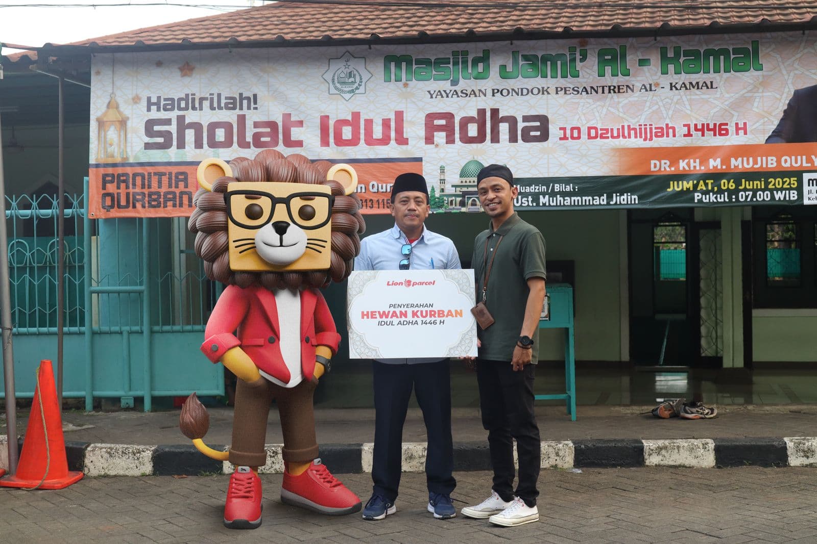 Tebar Semangat Gerakan LogistikBaik, Lion Parcel Bagikan Hewan Kurban ke Warga Kedoya