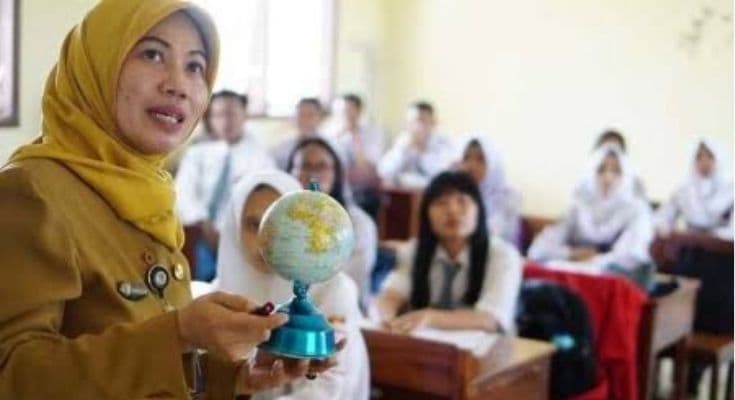 Kunci Jawaban: Sebagai Guru yang Mengajar Generasi yang Berbeda, Dina Berusaha Memahami