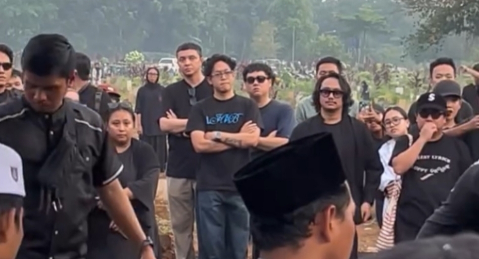 Suasana Haru Kepergian Gustiwiw Diiringi Isak Tangis Keluarga, Beberapa Musisi dan Artis Hadiri Pemakaman