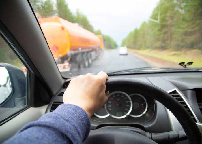 Ternyata Ini Alasan Anda Marah Saat Disalip Mobil Lain Menurut Psikologi: Bukan Sekedar Emosi