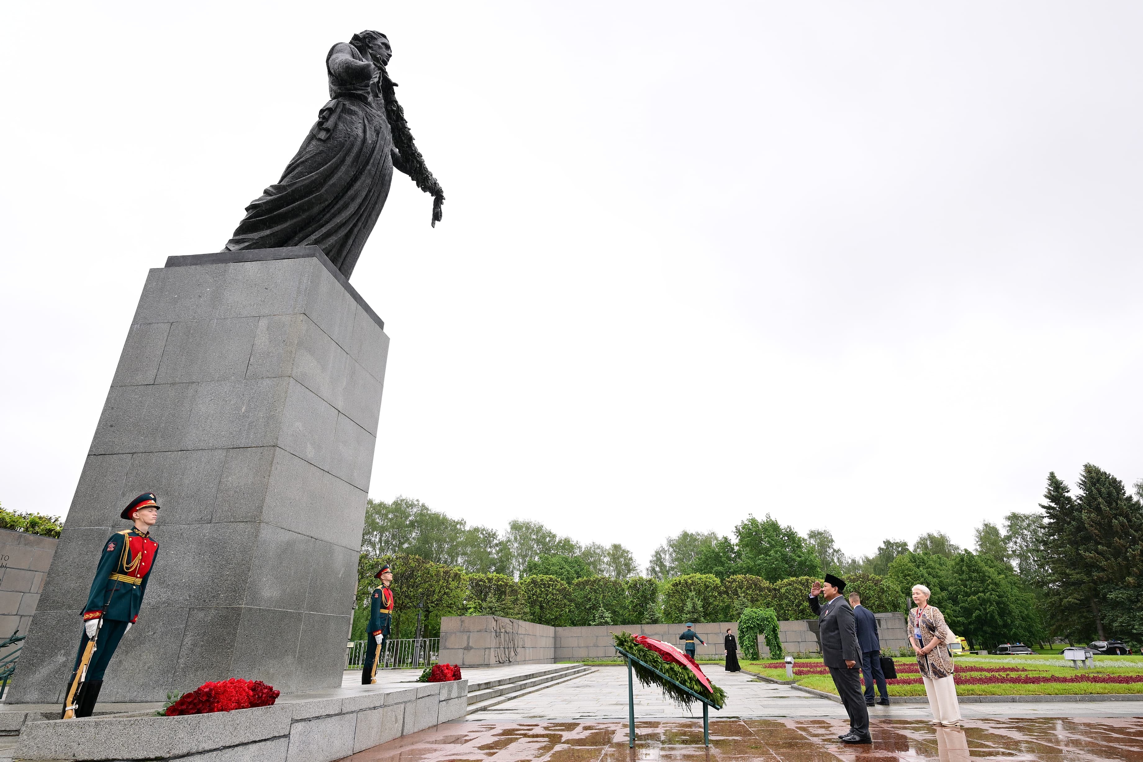 Prabowo Letakkan Karangan Bunga di Piskarovskoye Memorial, Hormati Korban Perang Dunia II