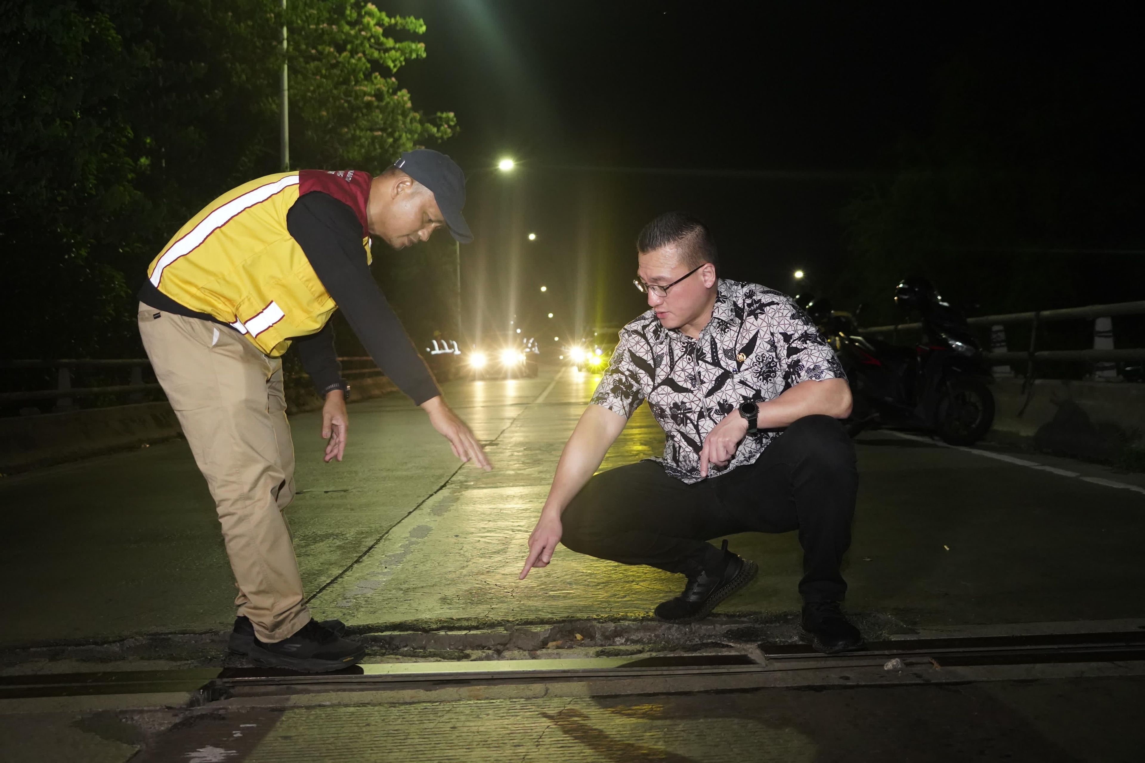 Respons Cepat Aduan Warga, Kenneth Tinjau Jalan Rusak di Flyover Jembatan Dua dan Jembatan Tiga