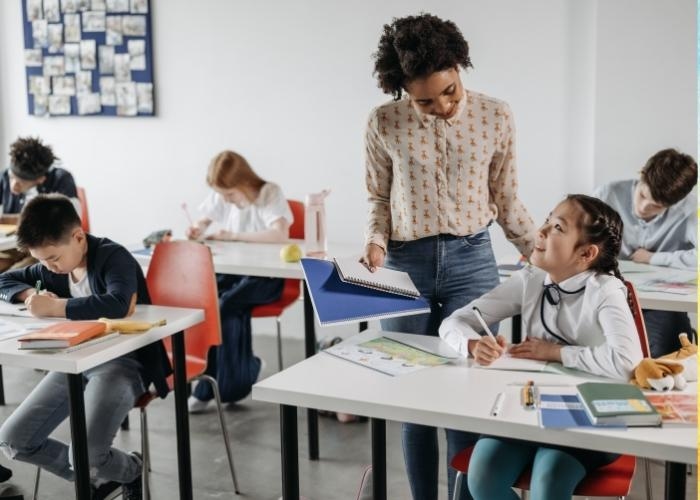 Bagaimana Bapak/Ibu Menyampaikan Materi Tersebut Kepada Anggota Komunitas Belajar? Metode atau Media Apa yang Bapak/Ibu Gunakan?