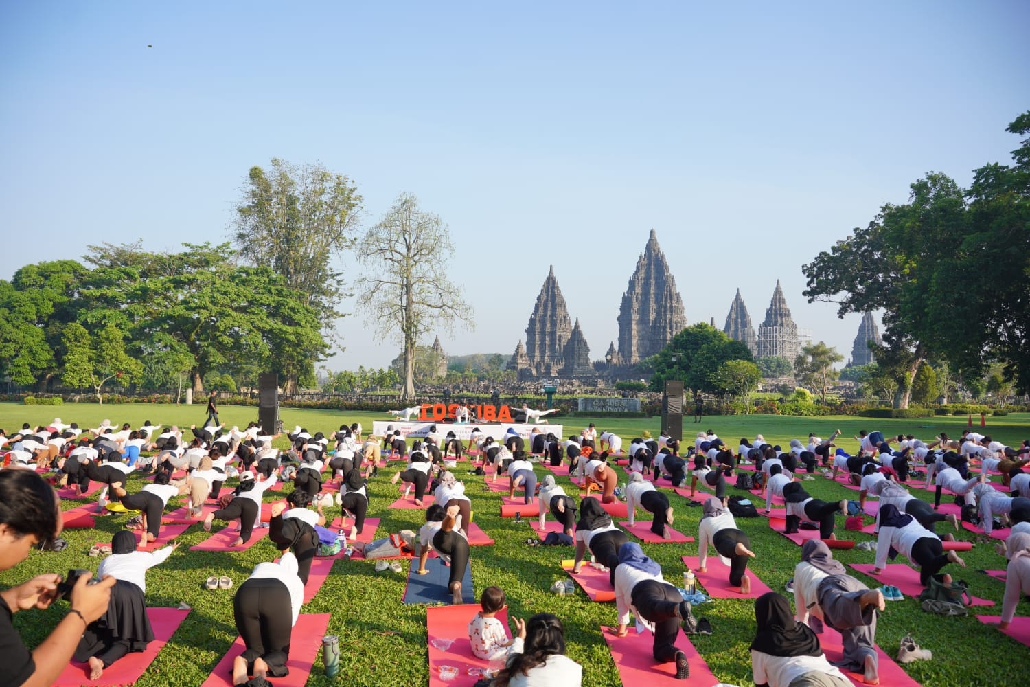 Dukung Gaya Hidup Sehat Masyarakat Urban, International Yoga Day Digelar di Candi Prambanan