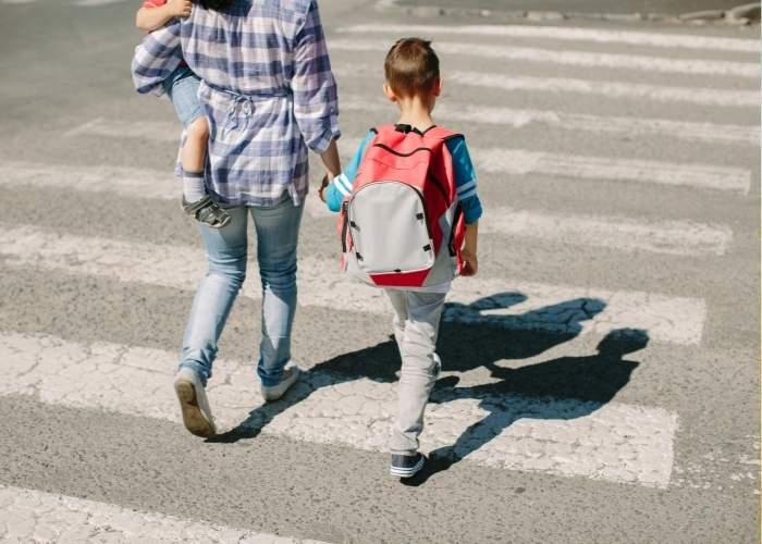 Kenapa Kita Sering Menyeberang Jalan Saat Melihat Orang Lain? Ini Penjelasan Psikologisnya