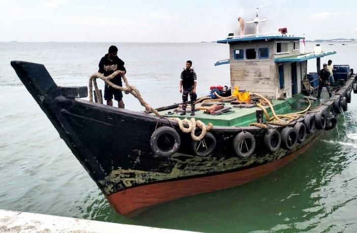 TNI AL Amankan KM Meneer Pembawa 20 Ton Solar Ilegal di Perairan Batam