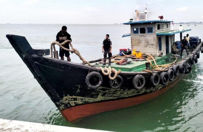 TNI AL Amankan KM Meneer Pembawa 20 Ton Solar Ilegal di Perairan Batam