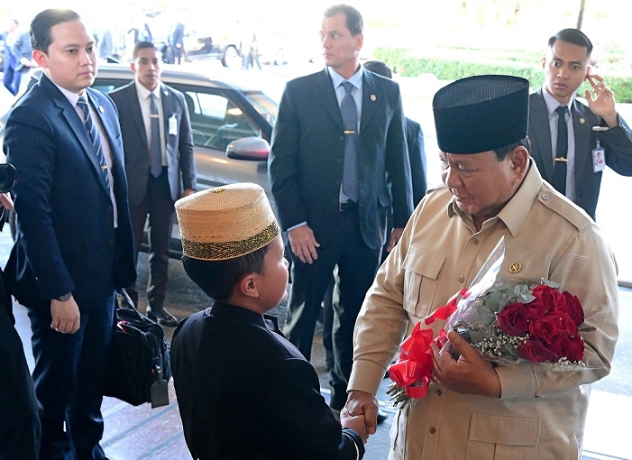 Momen Berkesan, Presiden Prabowo Dapat Hadiah Bunga dari Anak Diaspora di Brasil