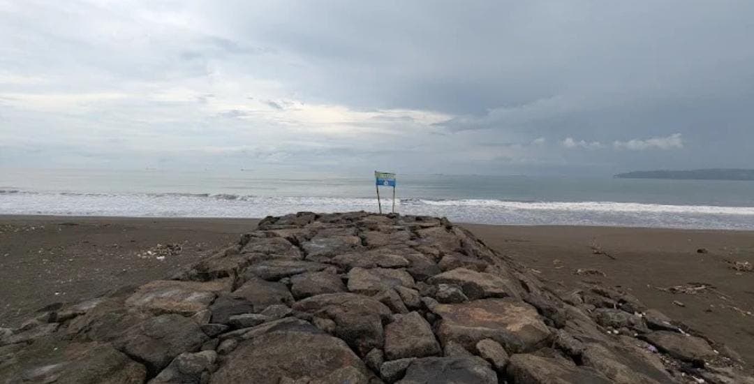 Mau liburan Santai Tanpa Bikin Kantong Jebol? Yuk, Intip Keindahan Pantai Kemiren di Cilacap