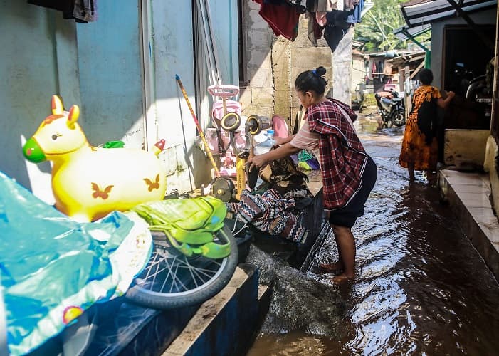 Dua Wilayah RT Masih Terendam Banjir, Warga Jati Padang Bertahan di Pengungsian