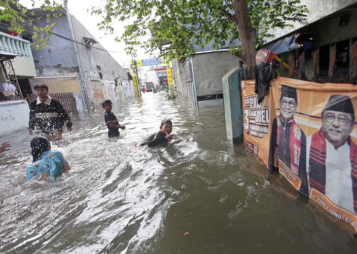 Banjir Jakarta: Air Setinggi Dada Orang Dewasa, Warga Mengungsi ke Masjid