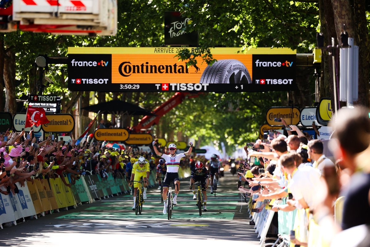 Tour De France: Juara Bertahan Tadej Pogacar Raih Kemenangan Pertama di Etape Keempat