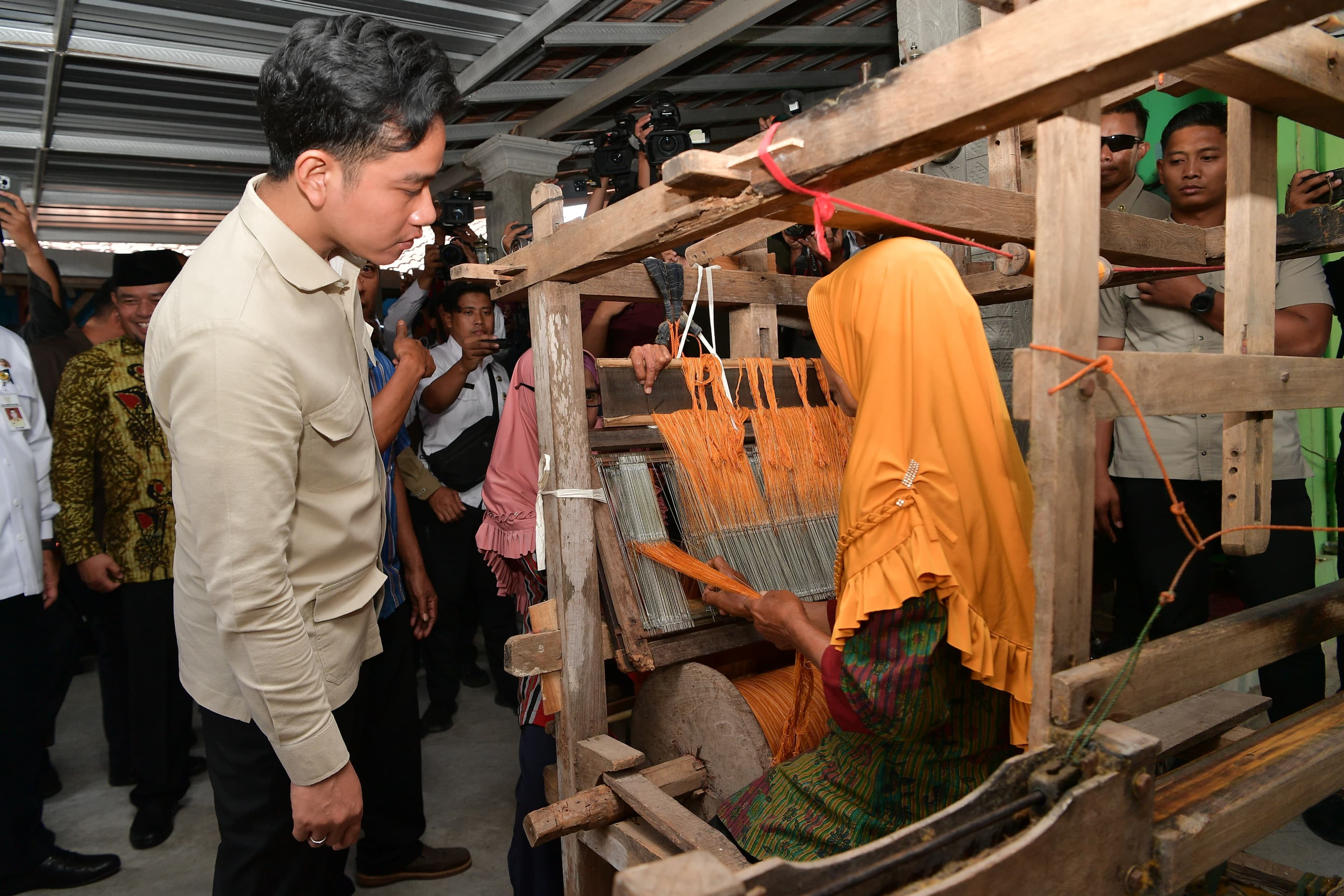 Dorong Kain Lurik Mendunia, Gibran Gandeng Anak Muda Ciptakan Desain Kekinian