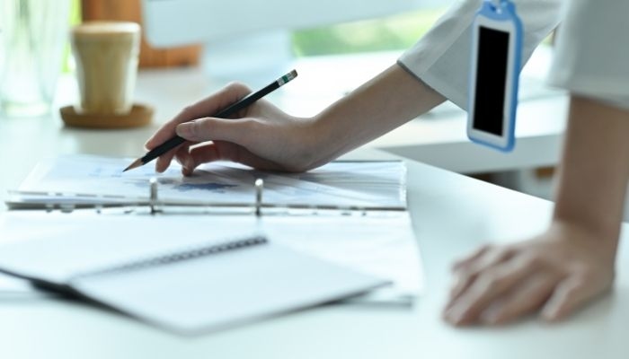 Bagaimana Cara Anda Mengidentifikasi Emosi Diri dan Menjaga Relasi dengan Orang Lain Sehingga Penerapan CASEL Dapat Dilakukan dengan Baik?