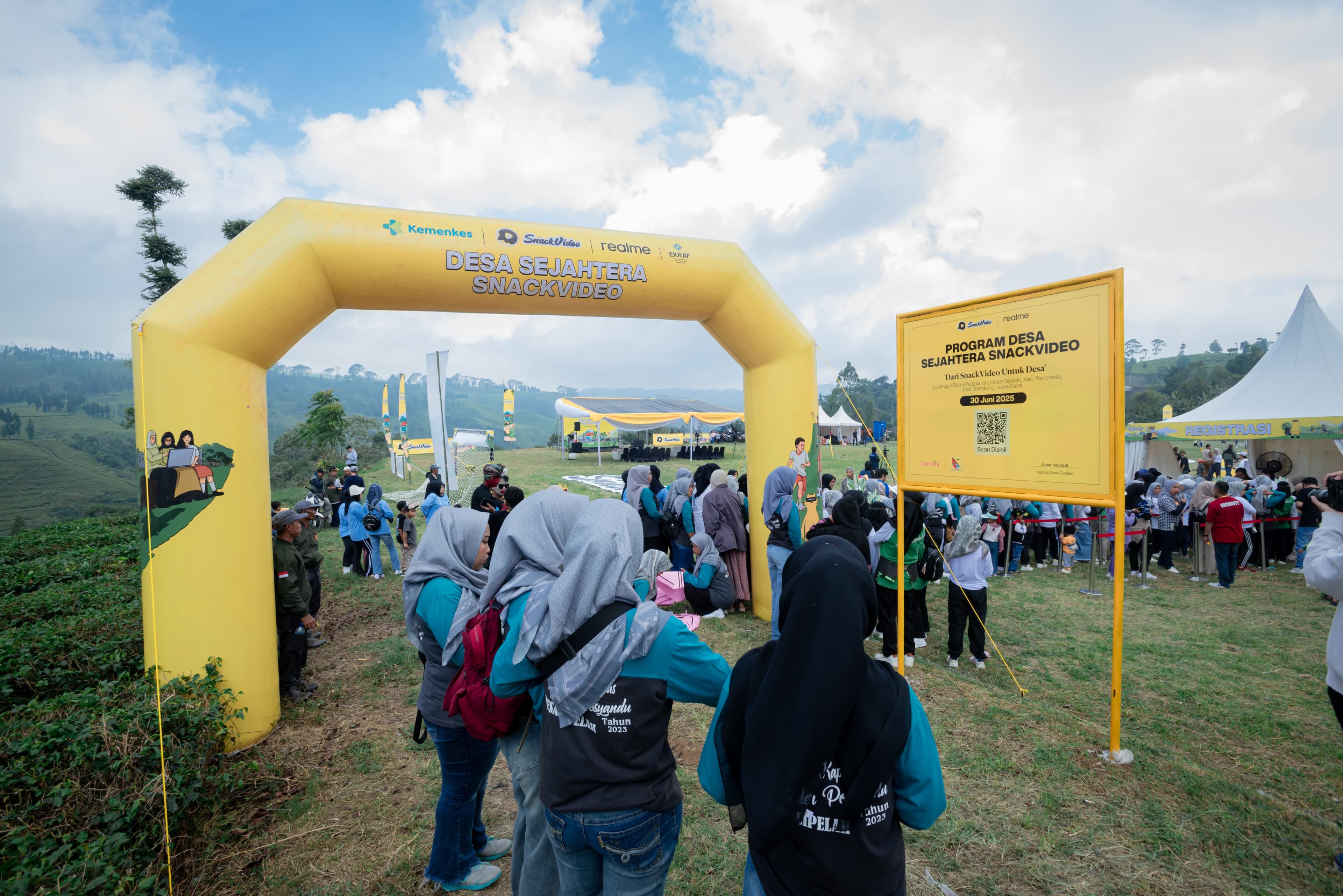 SnackVideo Tutup Program CSR Desa Sejahtera dengan Masyarakat Desa Cipelah