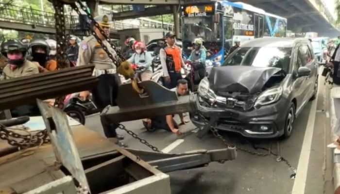 Viral! Mobil Dinas Tabrak Beruntun di Lampu Merah Jaktim, Ternyata Ini Sebabnya