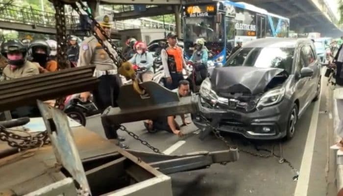Viral! Mobil Dinas Tabrak Beruntun di Lampu Merah Jaktim, Ternyata Ini Sebabnya