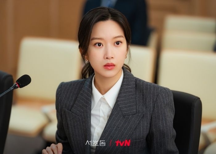 Lee Jong Suk Jadi Penyelamat Moon Ga Young di Tengah Krisis dalam “Law and the City”