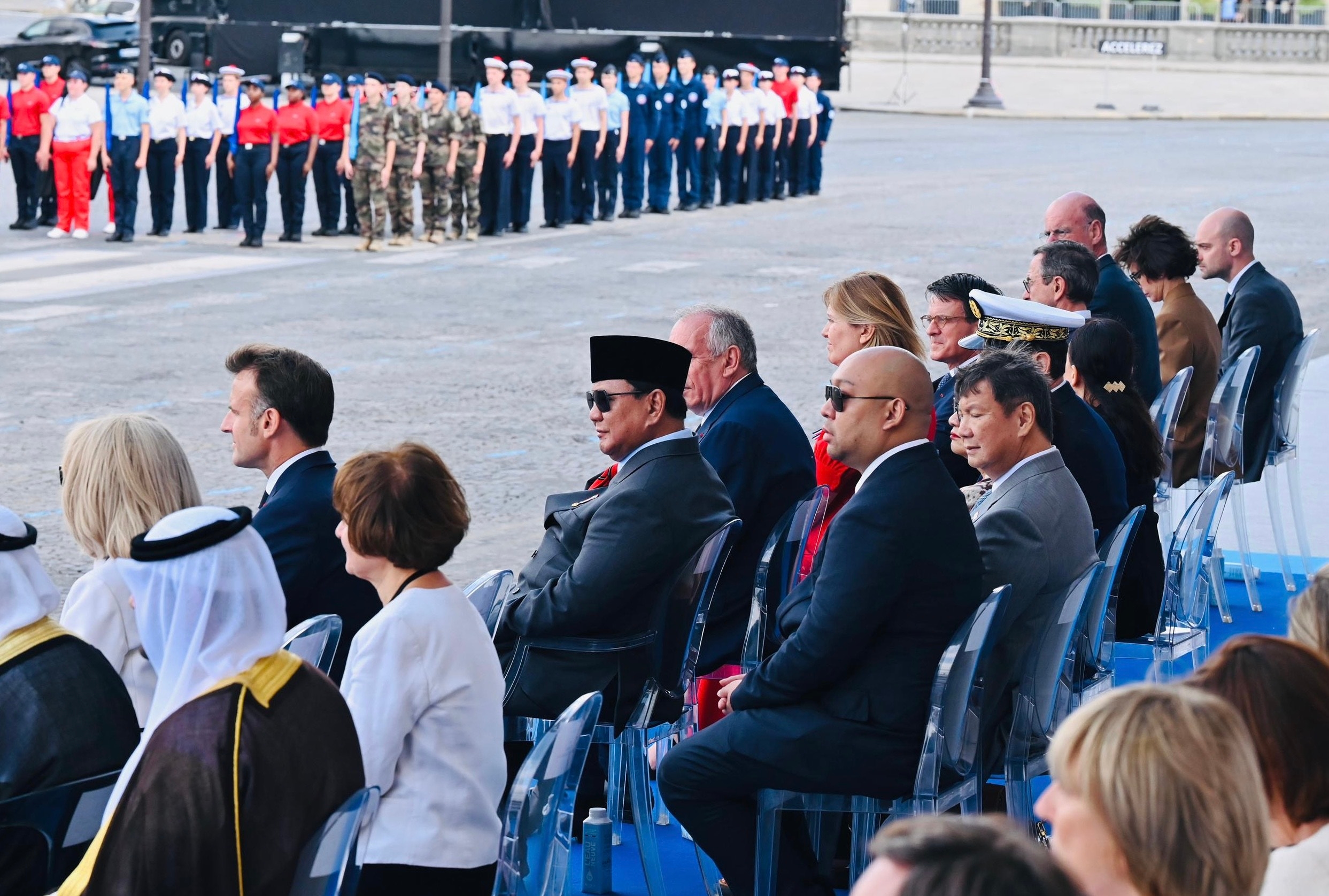 Prabowo dan Didit Kompak Pakai Kaca Mata Hitam Saksikan Parade Bastille Day di Paris