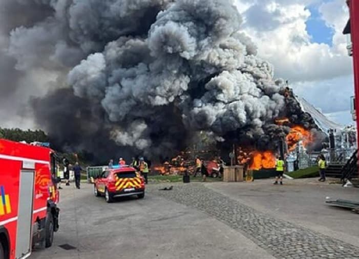Terbakar, Festival Musik Tomorrowland Tanpa Panggung Utama