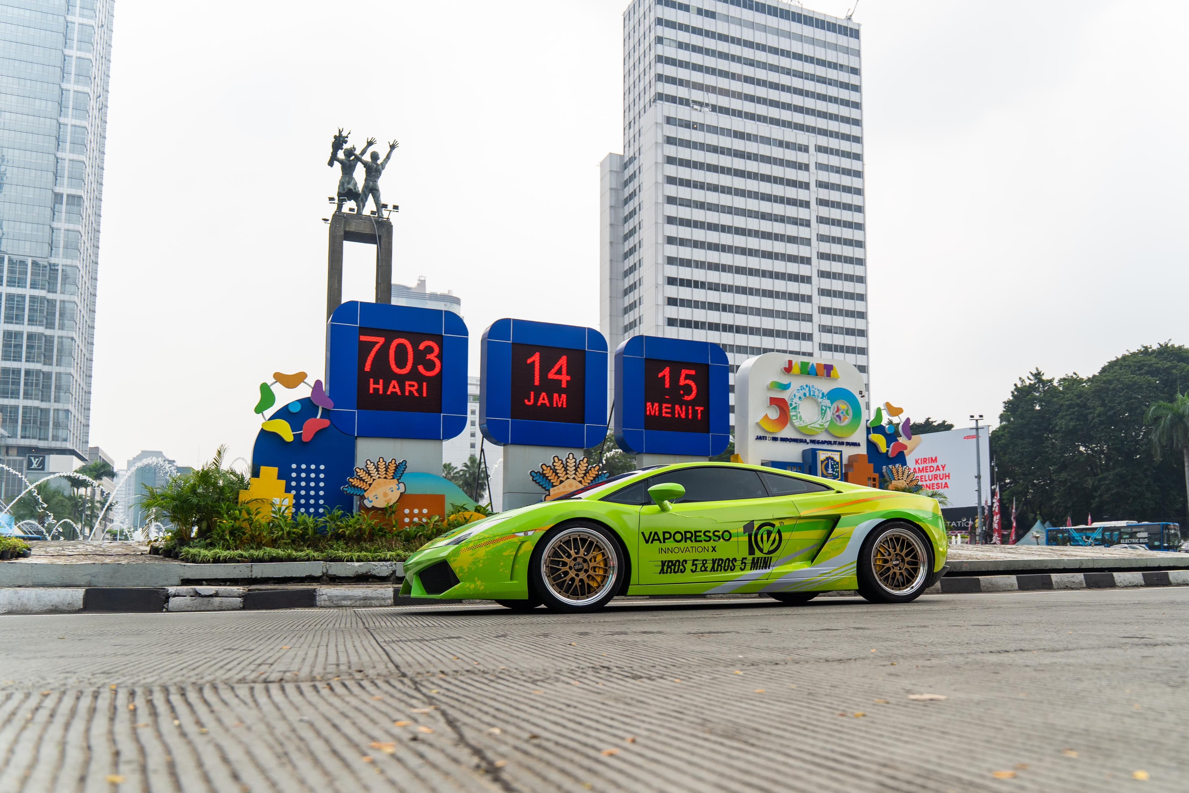 Konvoi Supercar dan Truk LED Kejutkan Warga Jakarta di Tengah Kesibukan Kota