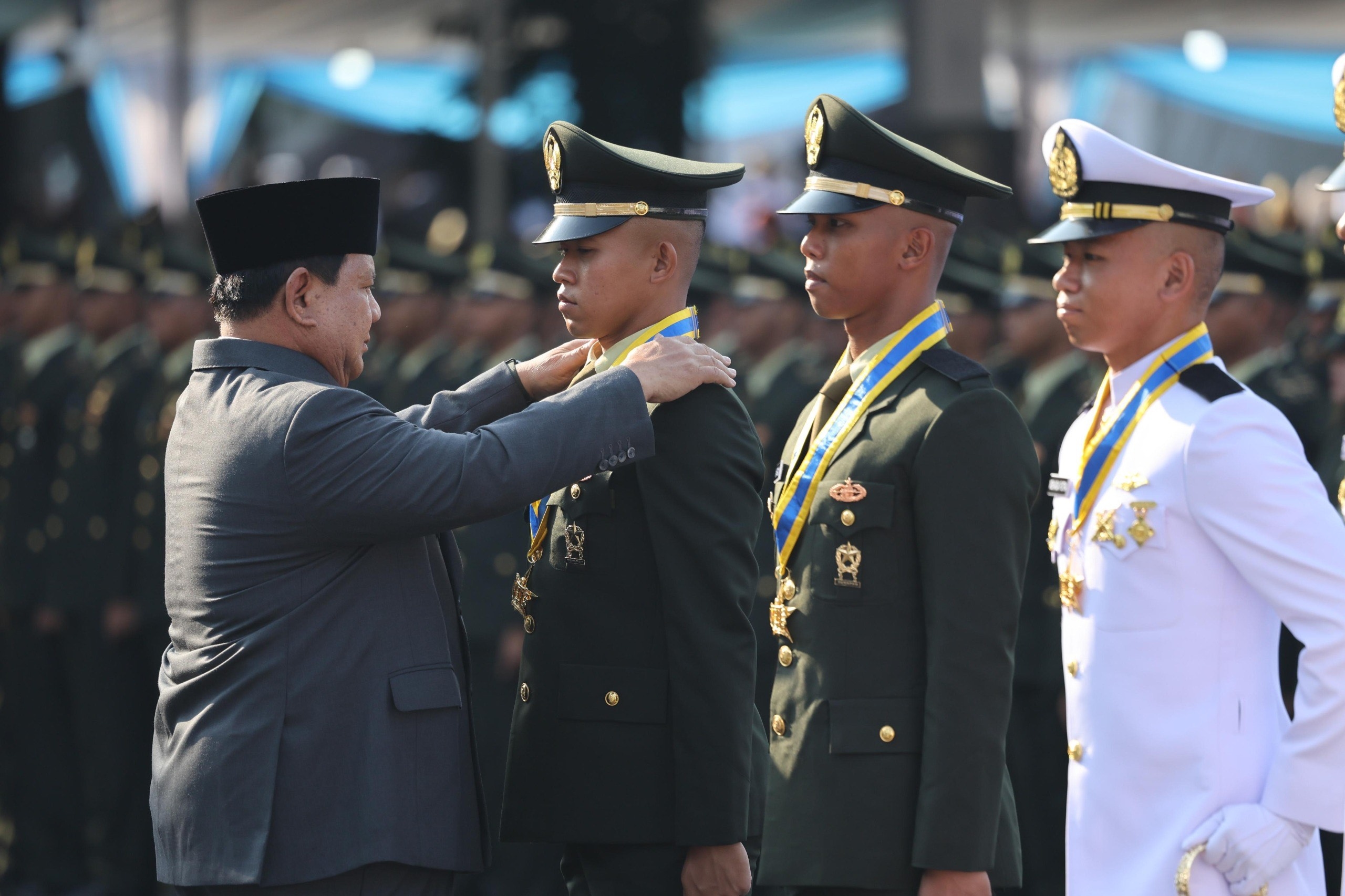 Prabowo Sematkan Gelar Adhi Makayasa ke 8 Perwira TNI-Polri Terbaik