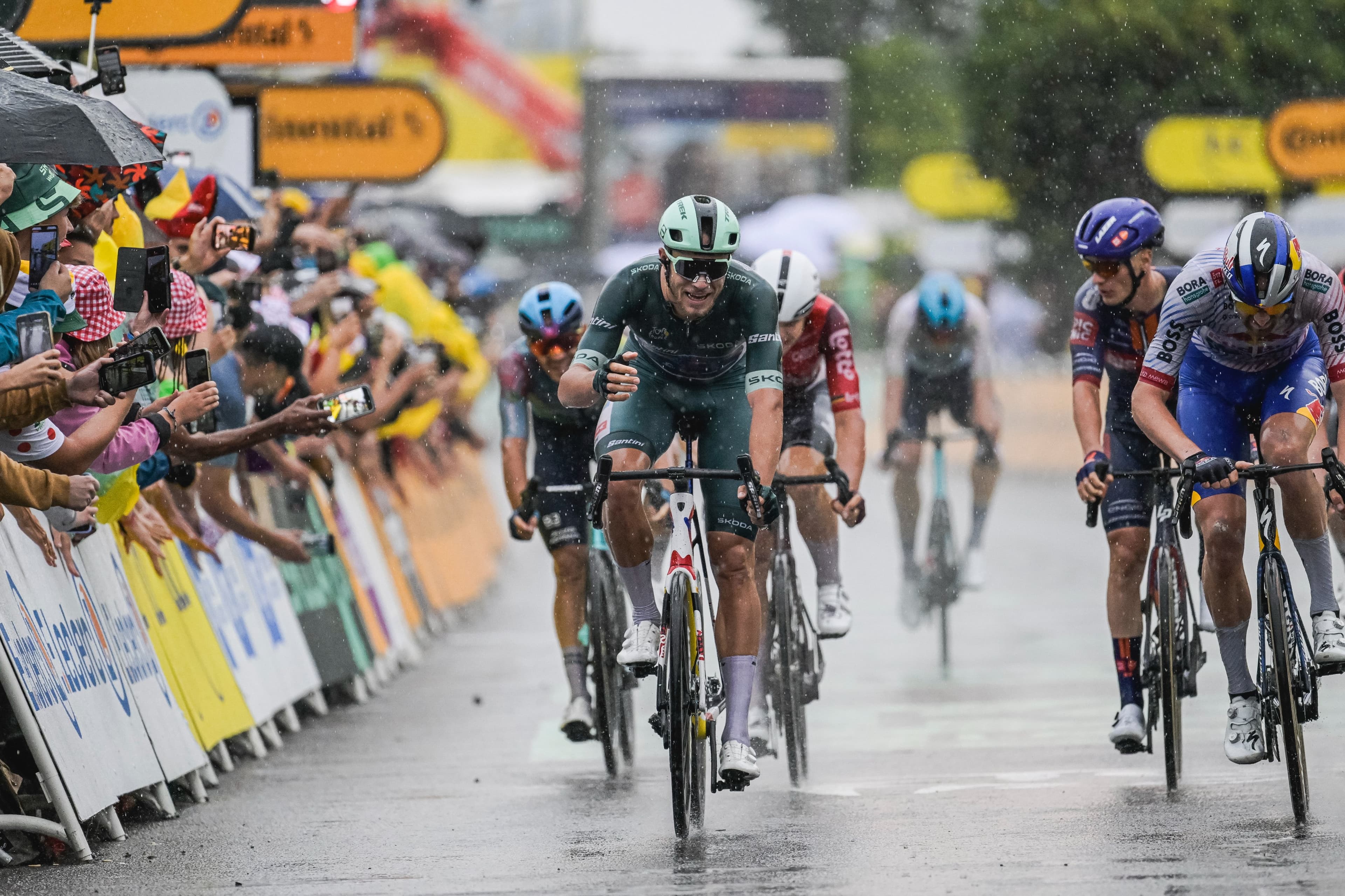 Tour De France: Jonathan Milan Menangi Sprint Basah Etape 17, Perkuat Posisi di Klasifikasi Poin