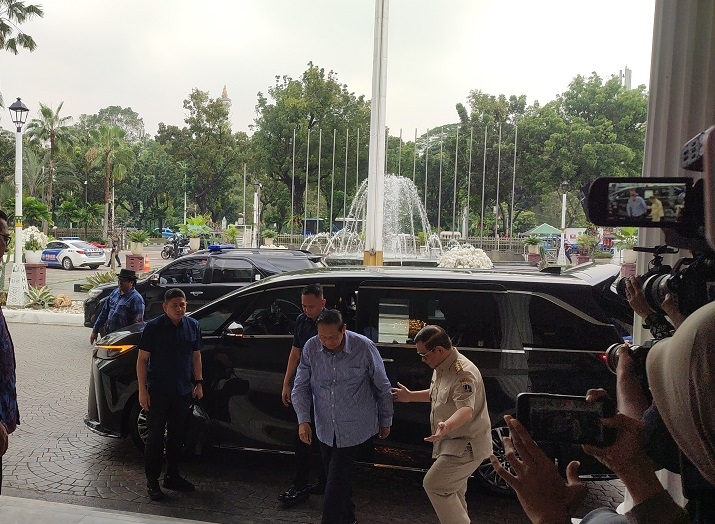 SBY Muncul di Balai Kota Jakarta: Bukan Urusan Politik, Tapi Melukis Monas Bareng Seniman Jerman