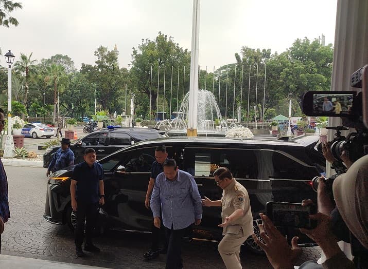 SBY Muncul di Balai Kota Jakarta: Bukan Urusan Politik, Tapi Melukis Monas Bareng Seniman Jerman