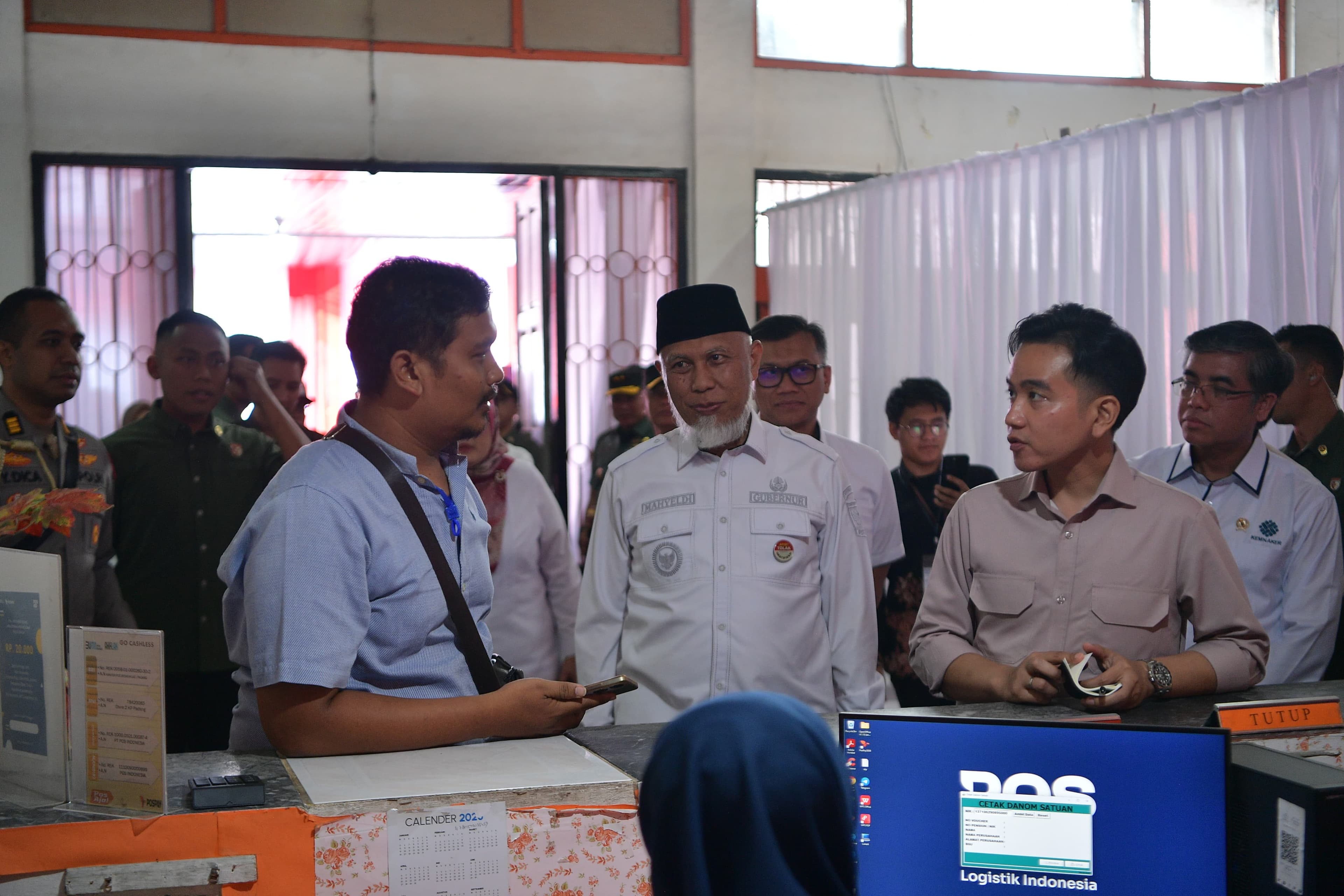 Gibran Tinjau Penyaluran BSU di Padang: Jangan Buat Judi Online dan Beli Rokok