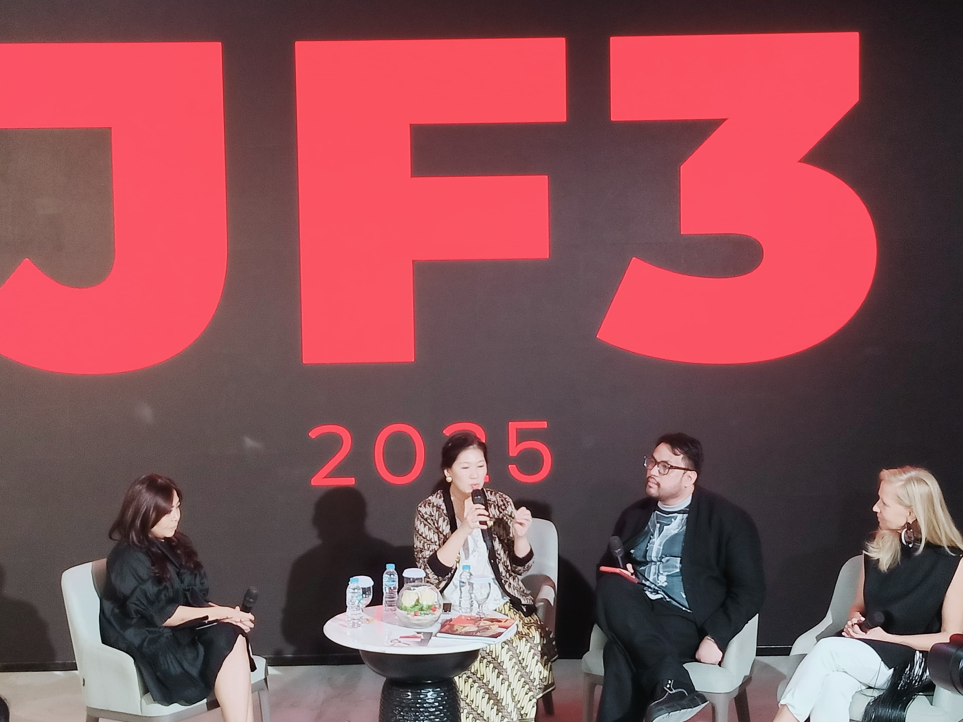 Koleksi Les Fragments dan URUB Hadirkan Dialog Tubuh dan Budaya di JF3 2025